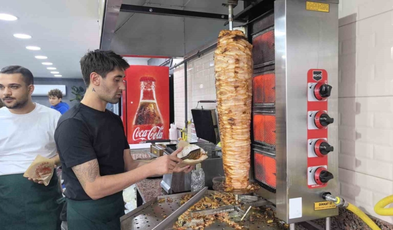 sampiyonlar-liginden-donercilige-besiktasin-eski-futbolcusu-doner-dukkani-acti-L7mQYVd7.jpg
