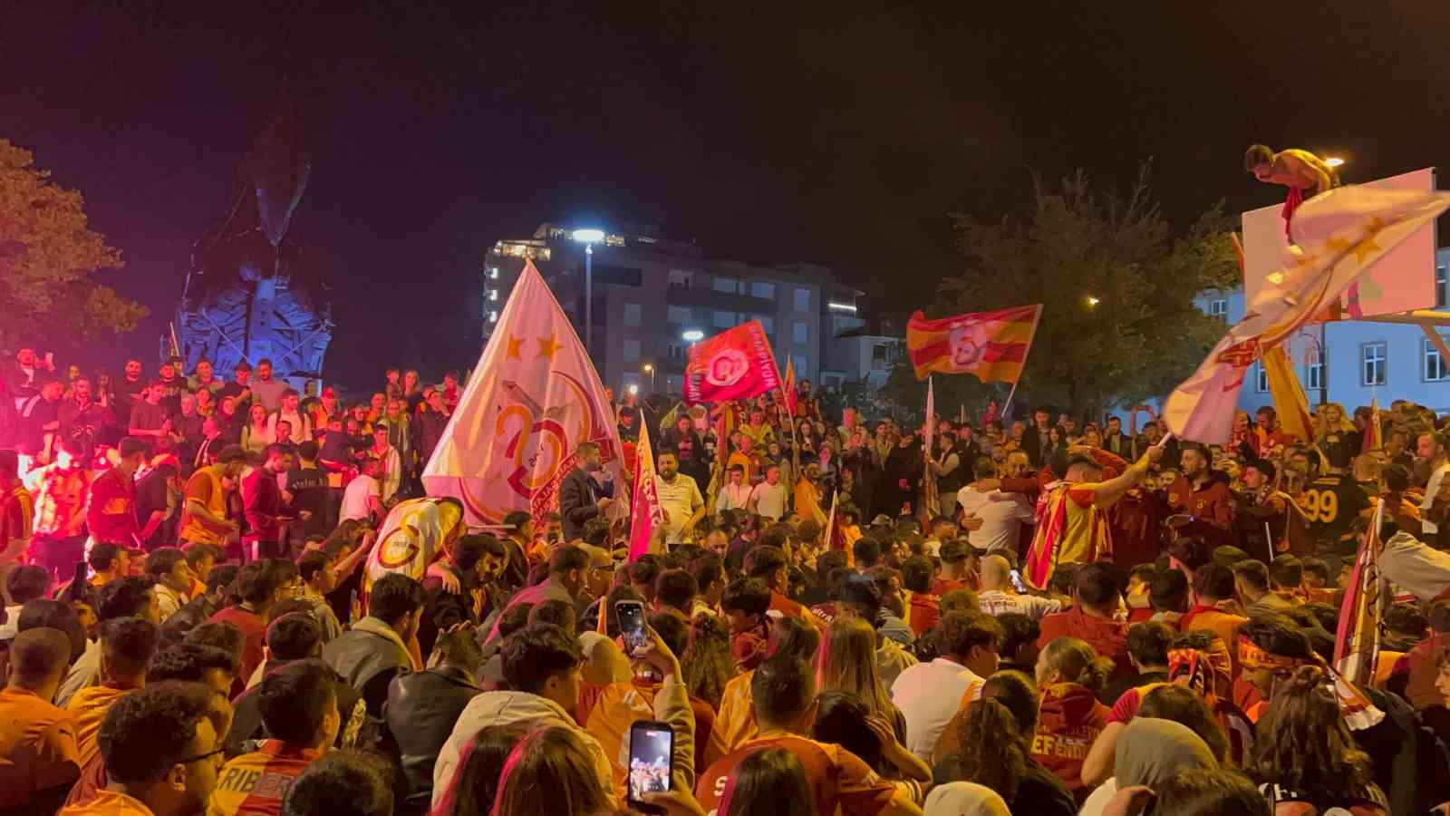 Şampiyonluğu garantileyen sarı-kırmızılılar Çanakkale sokaklarında şampiyonluk coşkusu yaşadı 4 sampiyonlugu garantileyen sari kirmizililar canakkale sokaklarinda sampiyonluk coskusu yasadi 0 vKg9KHUM