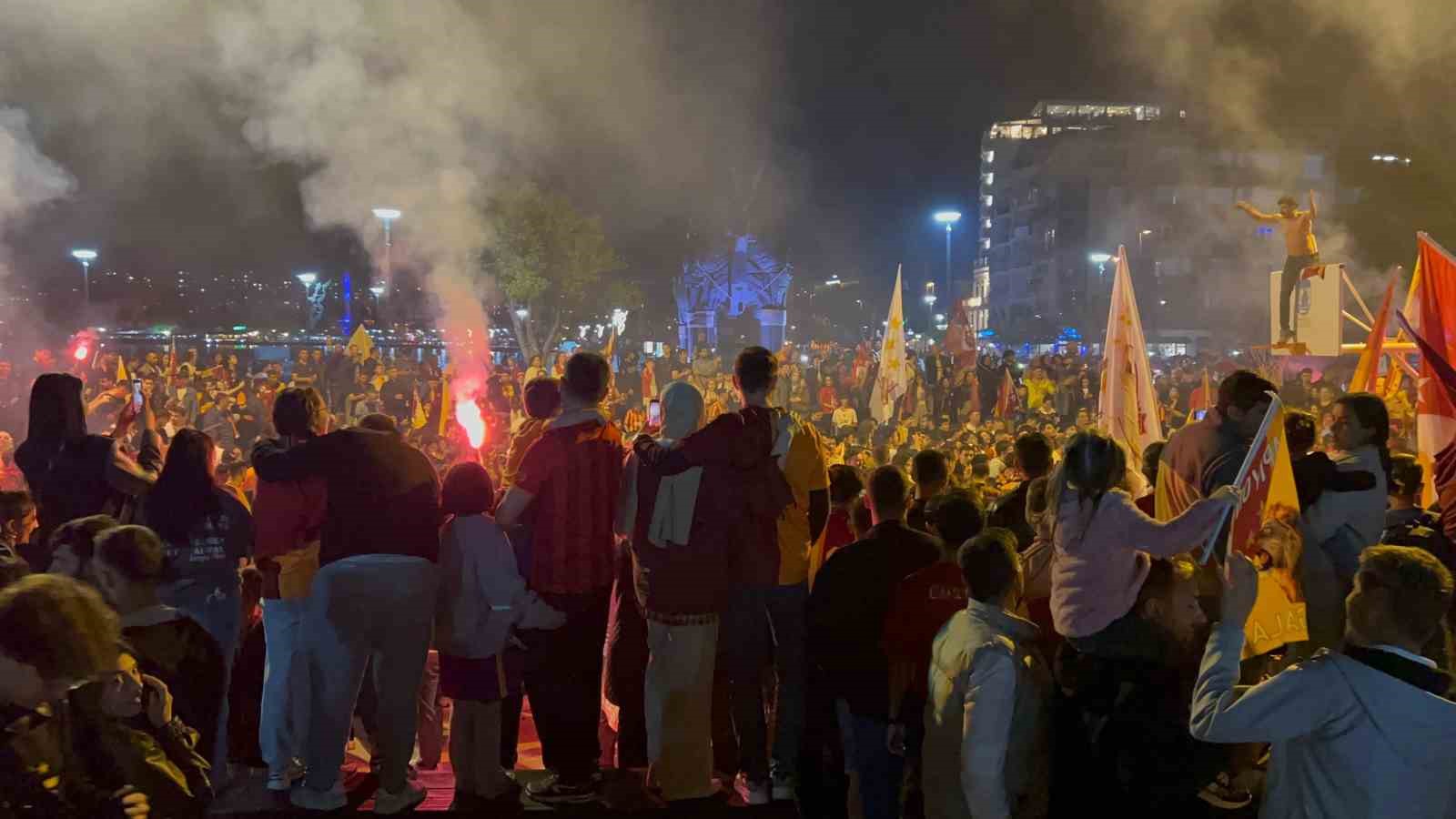 Şampiyonluğu garantileyen sarı-kırmızılılar Çanakkale sokaklarında şampiyonluk coşkusu yaşadı 9 sampiyonlugu garantileyen sari kirmizililar canakkale sokaklarinda sampiyonluk coskusu yasadi 5 uHUHAGch