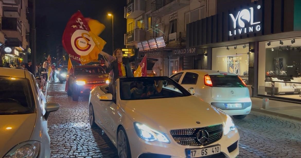 Şampiyonluğu garantileyen sarı-kırmızılılar Çanakkale sokaklarında şampiyonluk coşkusu yaşadı 12 sampiyonlugu garantileyen sari kirmizililar canakkale sokaklarinda sampiyonluk coskusu yasadi 8 yBbU5uLa