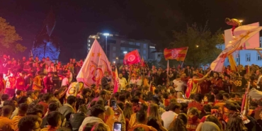 sampiyonlugu-garantileyen-sari-kirmizililar-canakkale-sokaklarinda-sampiyonluk-coskusu-yasadi-r2GdsZsF.jpg