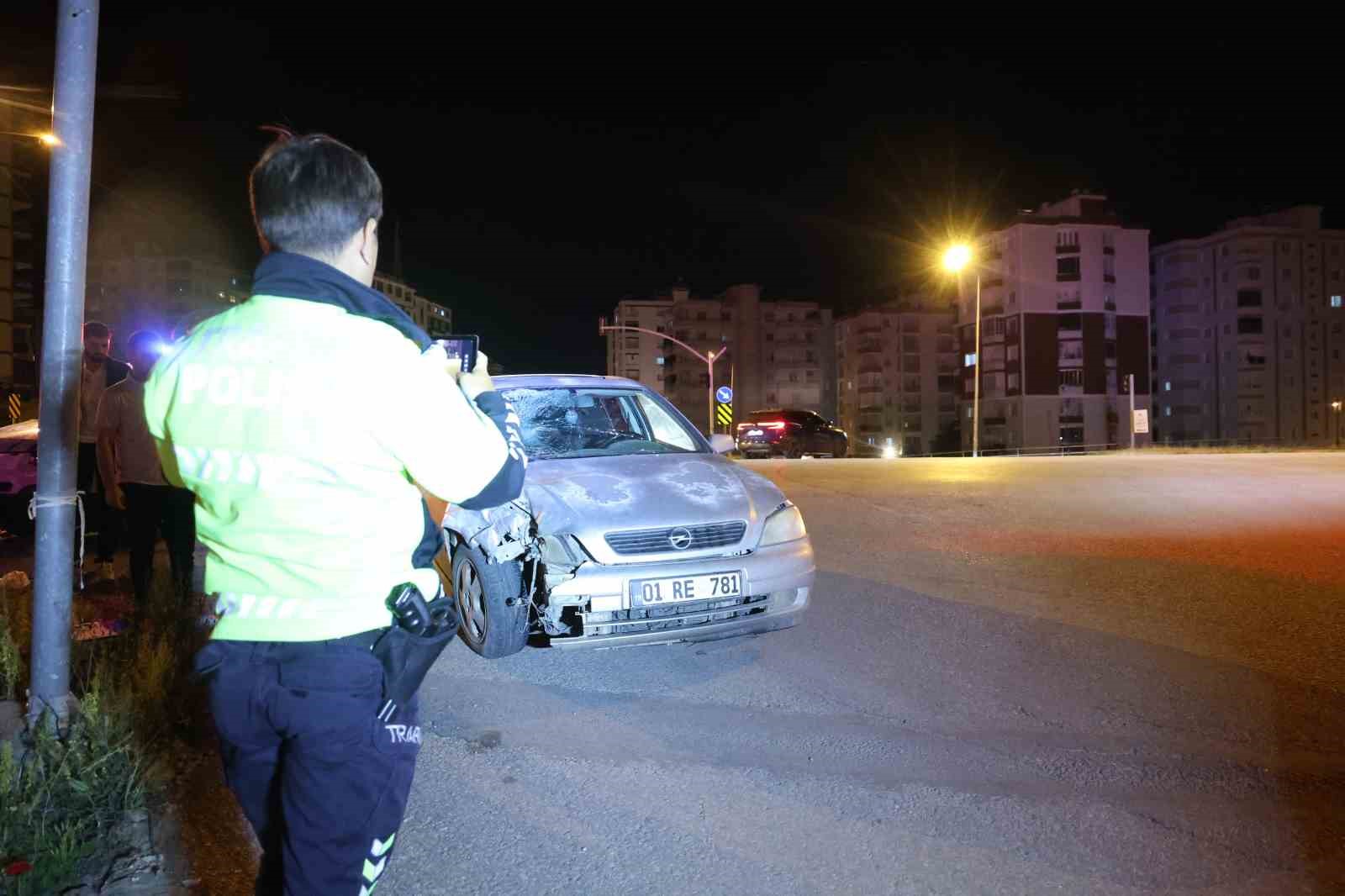 Şampiyonluk konvoyundan ayrılan alkollü otomobil sürücüsü ile motosiklet çarpıştı: 1 ağır yaralı 8 sampiyonluk konvoyundan ayrilan alkollu otomobil surucusu ile motosiklet carpisti 1 agir yarali 4 uHlJAbNF