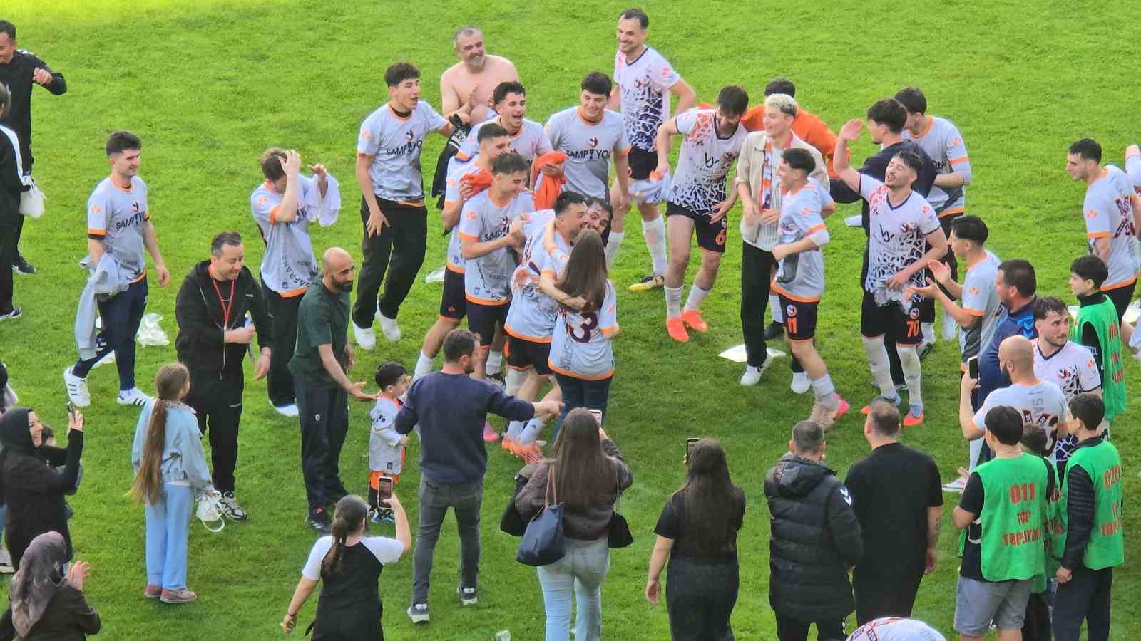 sampiyonluk kutlamasinda surpriz evlilik teklifi 0 XLXj52sa