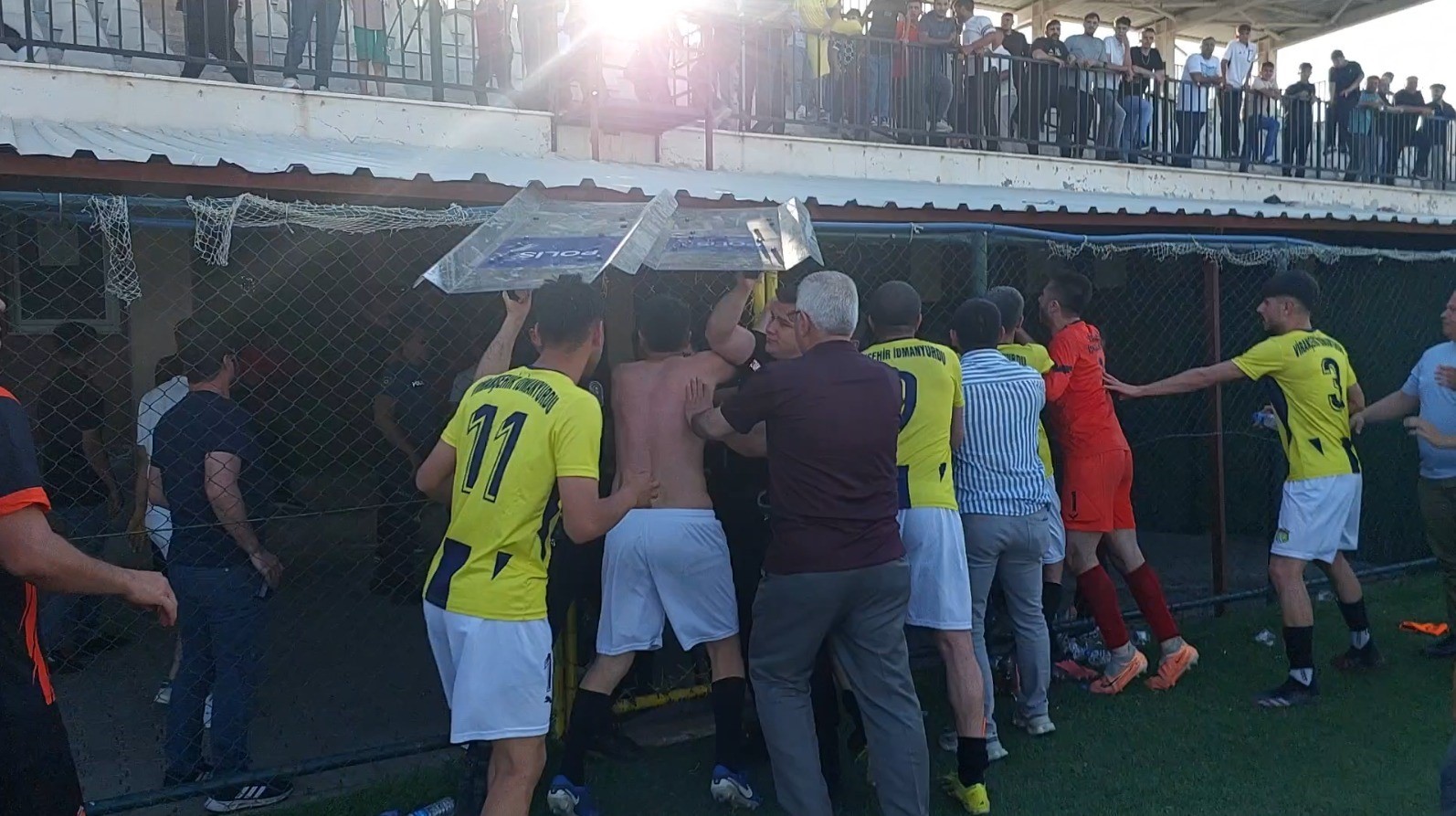 Şampiyonluk maçı sonrası kavga: 5 kırmızı kart çıktı 5 sampiyonluk maci sonrasi kavga 5 kirmizi kart cikti 1 lG66p7n2