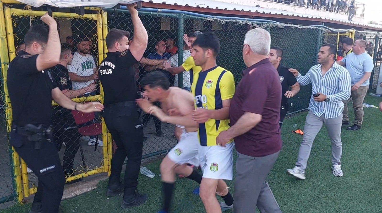Şampiyonluk maçı sonrası kavga: 5 kırmızı kart çıktı 6 sampiyonluk maci sonrasi kavga 5 kirmizi kart cikti 2 3IChSkEZ