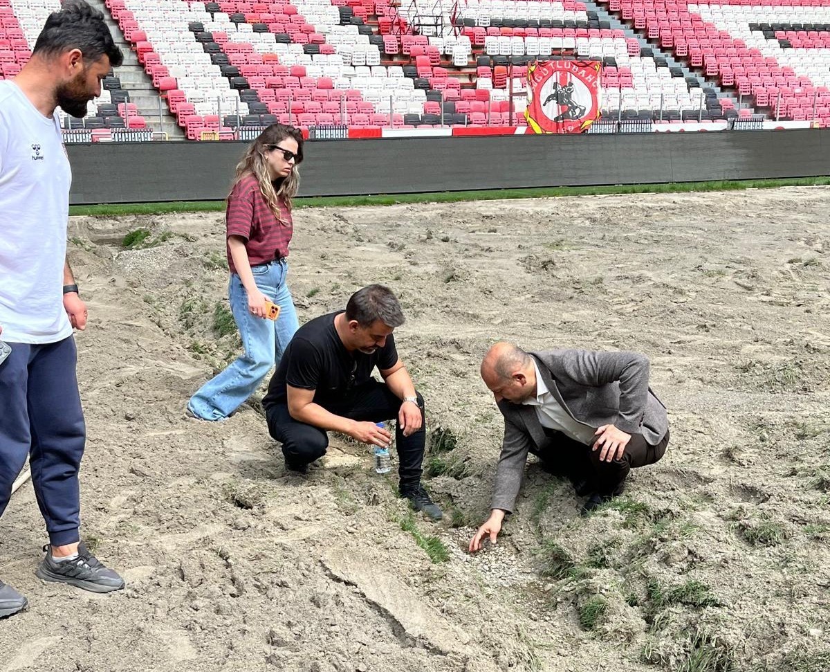 samsun 19 mayis stadinin zemini yeni sezona hazirlaniyor 0 MDLuSdtV