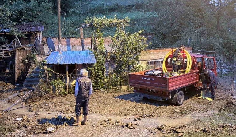 samsun-kavakta-saganak-yagis-yollar-dere-gibi-akti-iCTfikKe.jpg