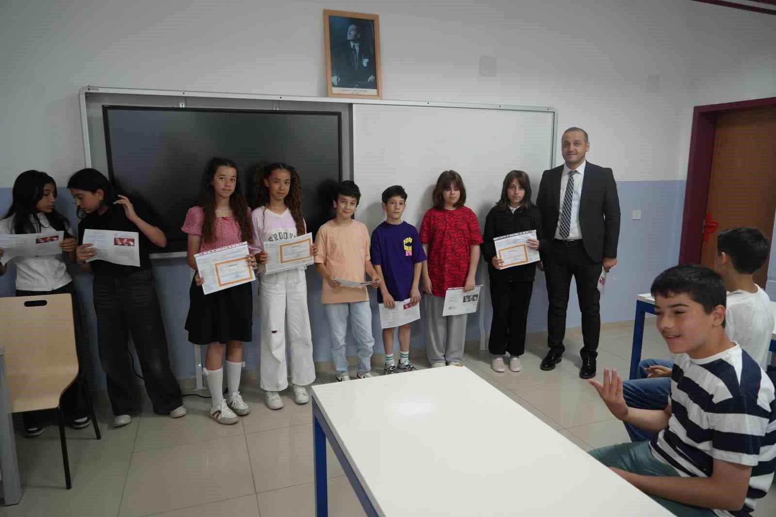 samsunda 13 ikiz ogrencinin karne heyecani 3