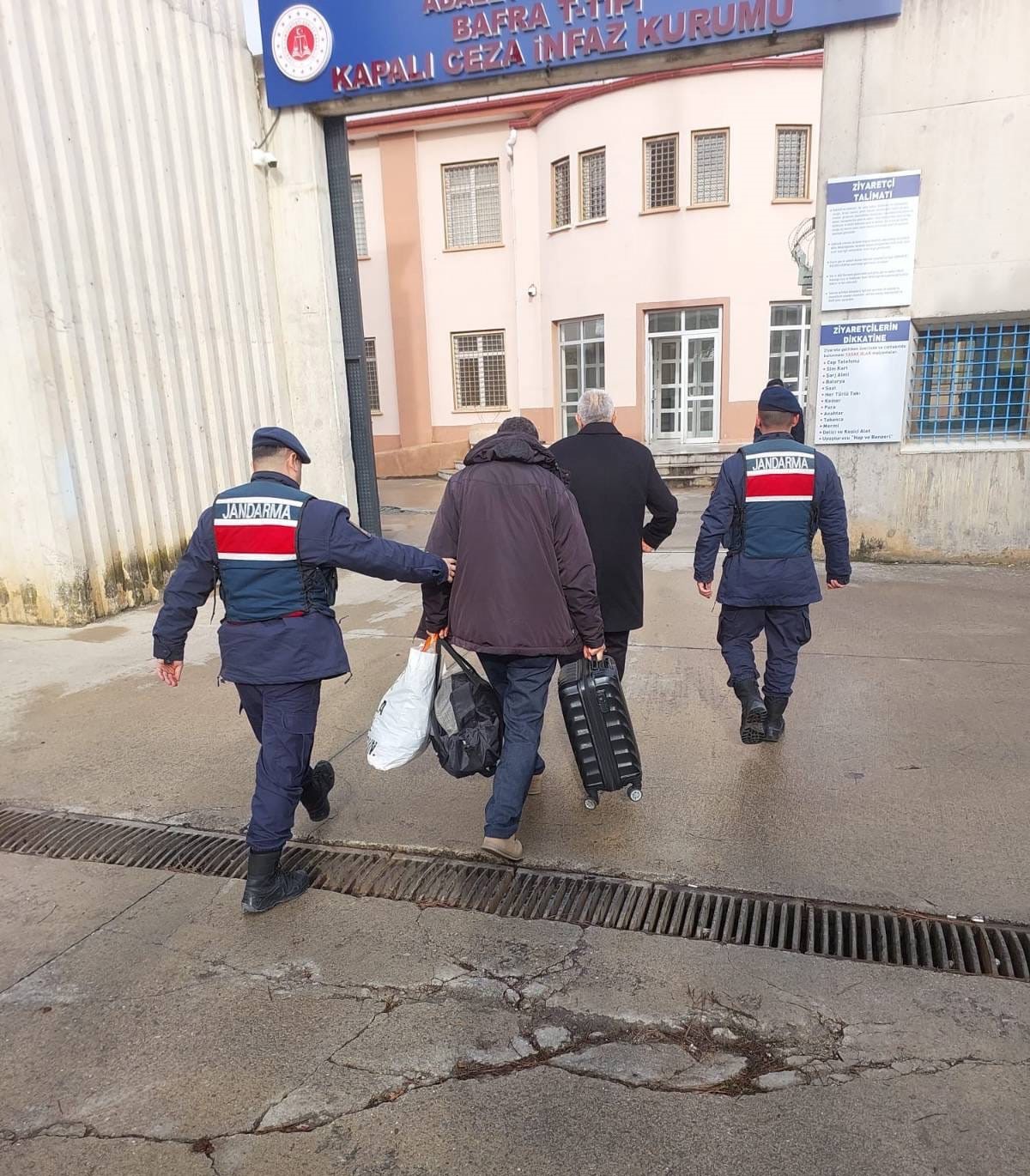 samsunda 17 yil hapis cezasi bulunan baba ile 8 yil hapis cezasi olan oglu RCdXJ9Nr