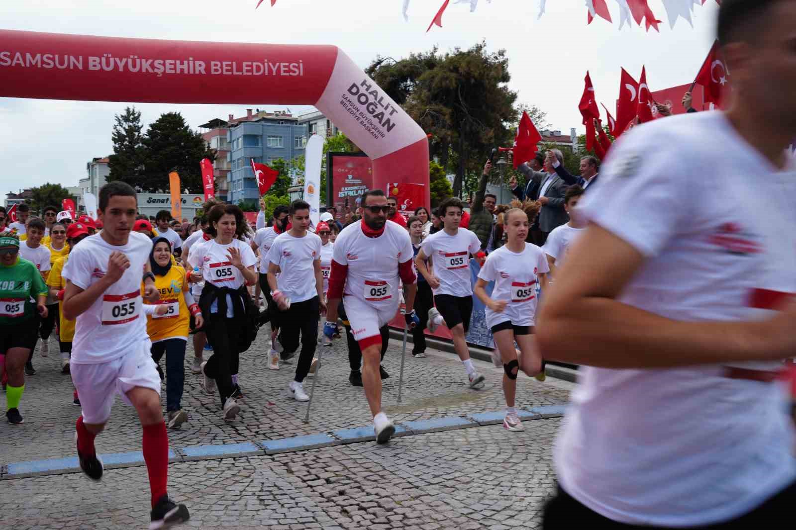 Samsun’da 19 Mayıs coşkusu, yarı maraton ve İstiklal Koşusu ile taçlandı 5 samsunda 19 mayis coskusu yari maraton ve istiklal kosusu ile taclandi 1 rRkLeDKO
