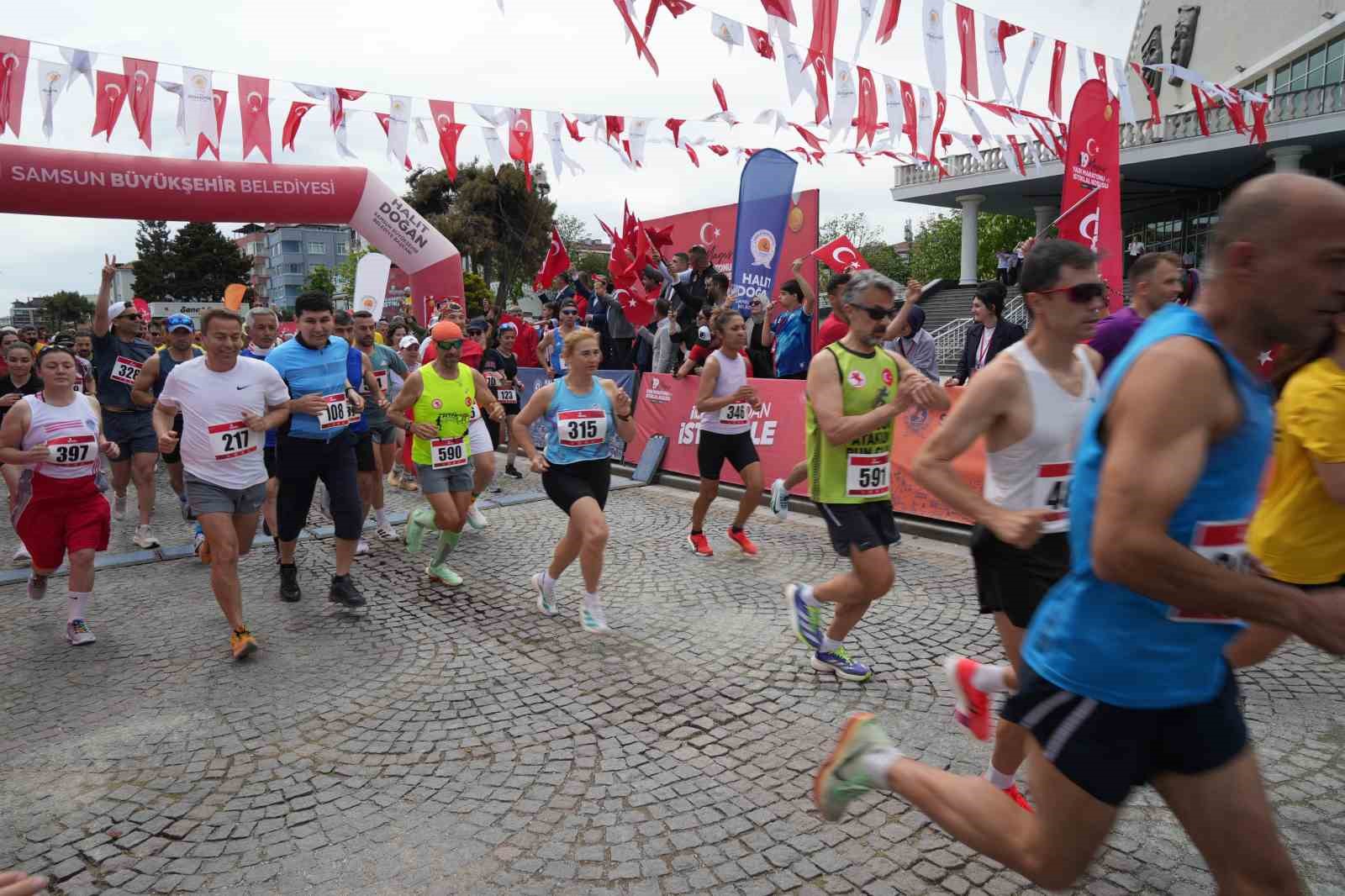 Samsun’da 19 Mayıs coşkusu, yarı maraton ve İstiklal Koşusu ile taçlandı 6 samsunda 19 mayis coskusu yari maraton ve istiklal kosusu ile taclandi 2 FZCUQteX