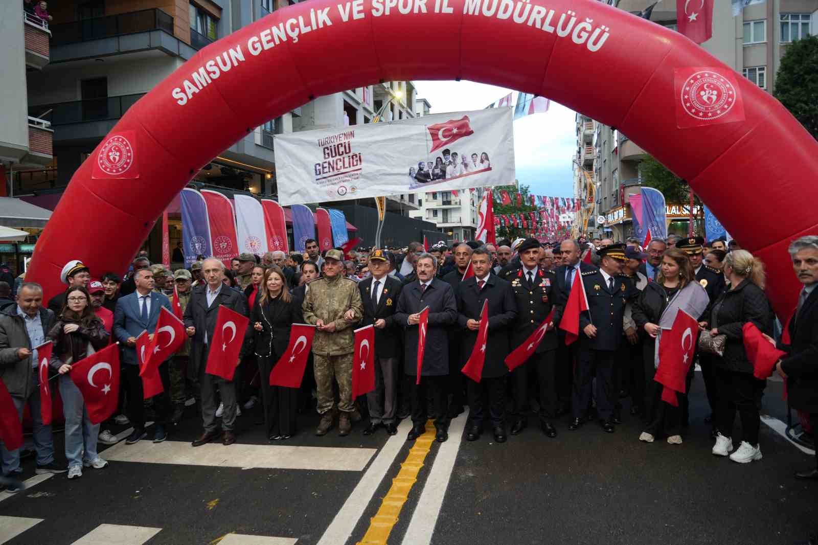 Samsun’da 1919 metrelik dev bayrakla coşkulu ’Fener Alayı ve Gençlik Haftası’ yürüyüşü 5 samsunda 1919 metrelik dev bayrakla coskulu fener alayi ve genclik haftasi yuruyusu 1