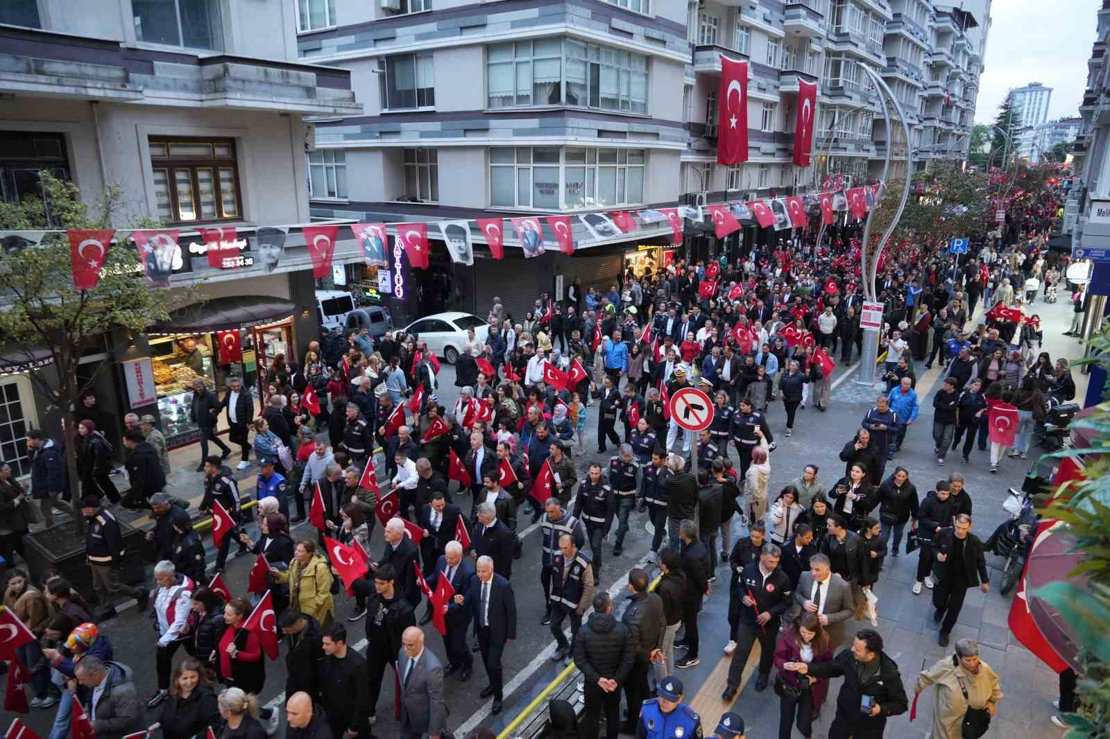 Samsun’da 1919 metrelik dev bayrakla coşkulu ’Fener Alayı ve Gençlik Haftası’ yürüyüşü 7 samsunda 1919 metrelik dev bayrakla coskulu fener alayi ve genclik haftasi yuruyusu 3