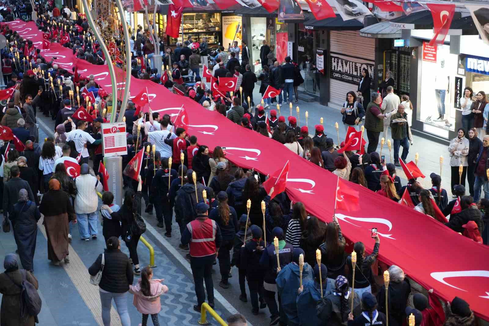 Samsun’da 1919 metrelik dev bayrakla coşkulu ’Fener Alayı ve Gençlik Haftası’ yürüyüşü 8 samsunda 1919 metrelik dev bayrakla coskulu fener alayi ve genclik haftasi yuruyusu 4 vRjB2OA1