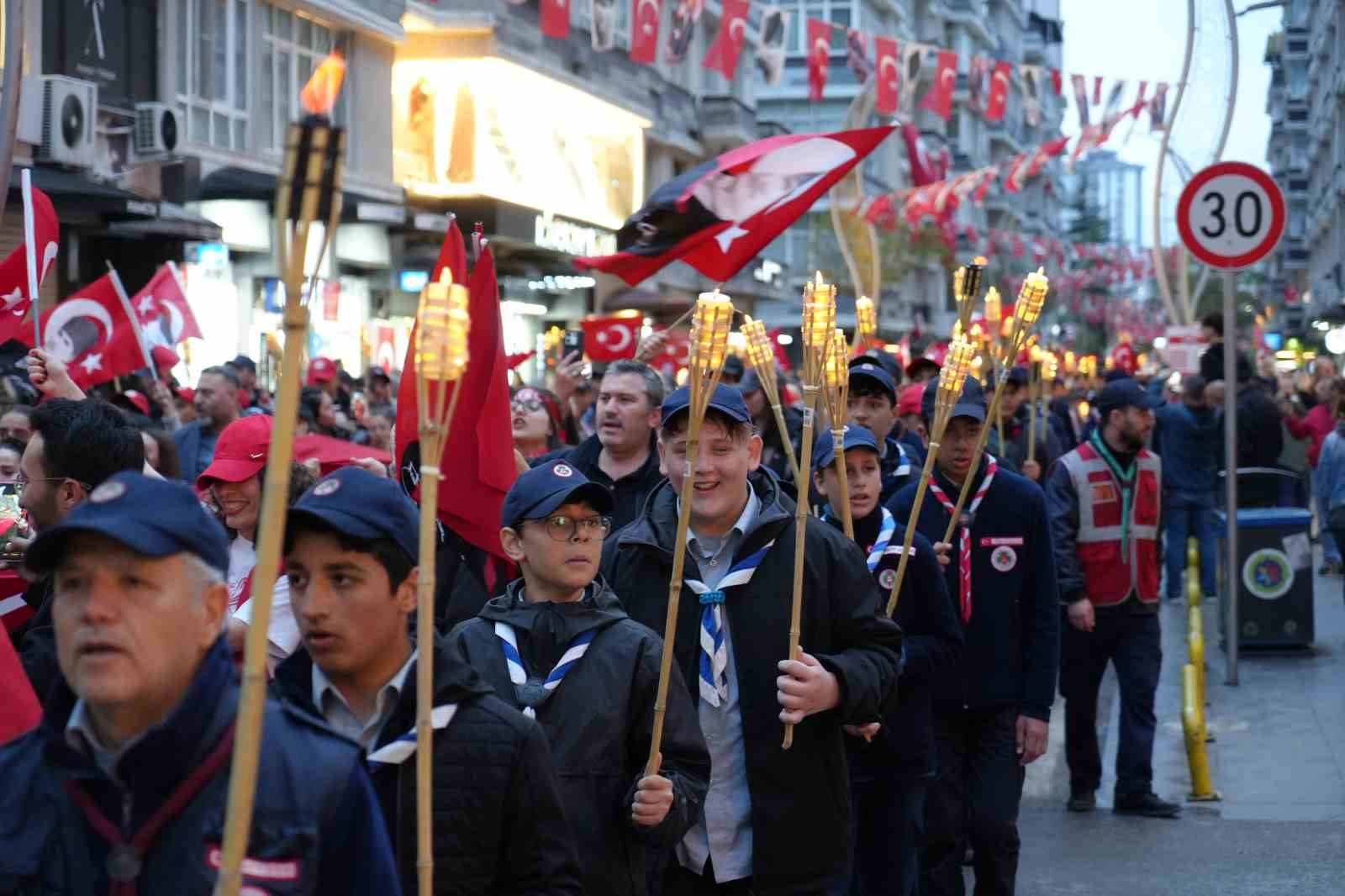 Samsun’da 1919 metrelik dev bayrakla coşkulu ’Fener Alayı ve Gençlik Haftası’ yürüyüşü 9 samsunda 1919 metrelik dev bayrakla coskulu fener alayi ve genclik haftasi yuruyusu 5 tDA7sH7G