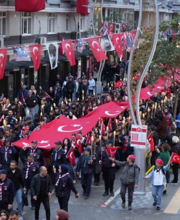 samsunda-1919-metrelik-dev-bayrakla-coskulu-fener-alayi-ve-genclik-haftasi-yuruyusu-JpnUt8CV.jpg