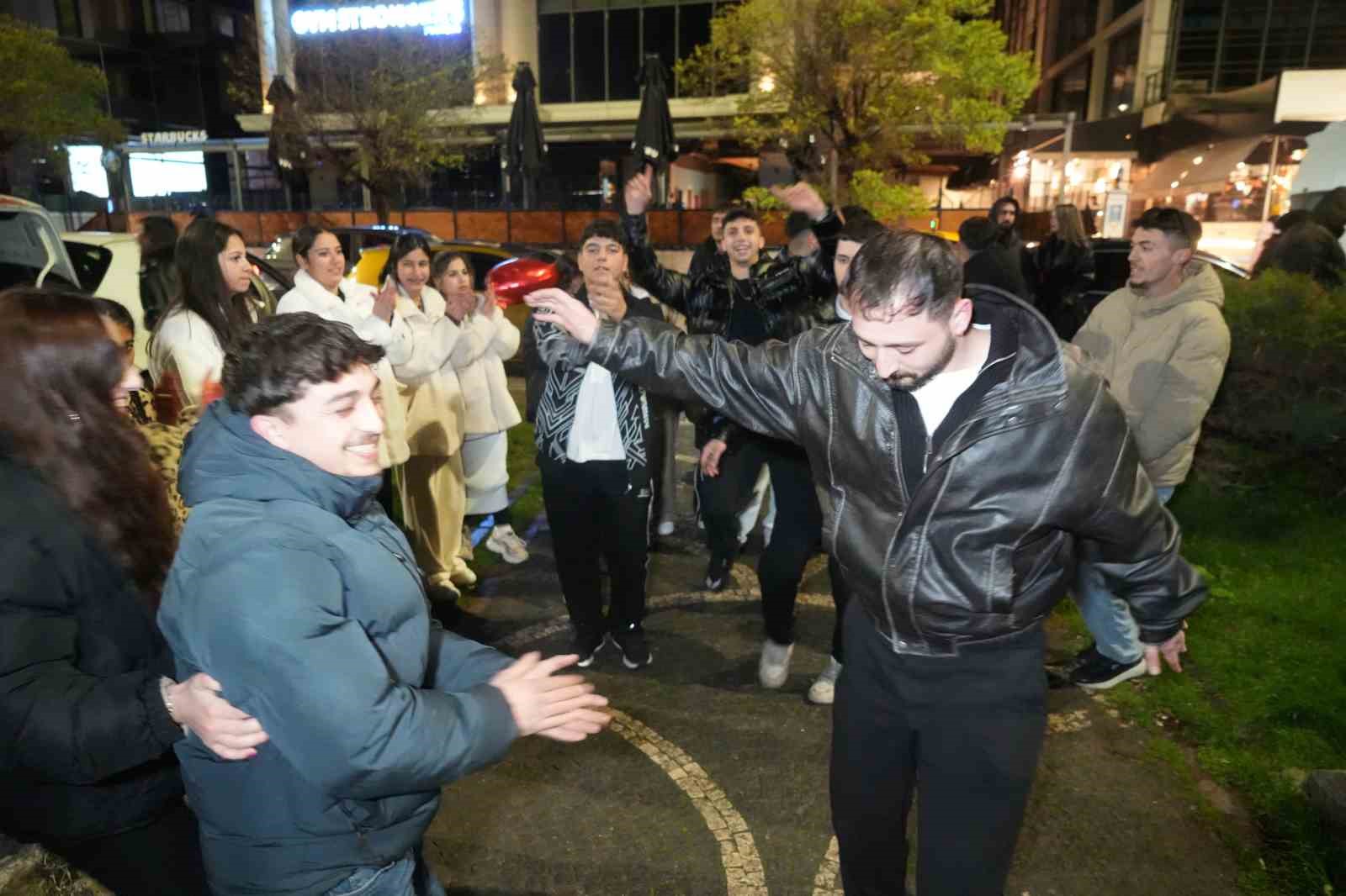 samsunda 2026 coskusu yuzlerce kisi yeni yila dans ve muzikle girdi 1 NtI3yXAD