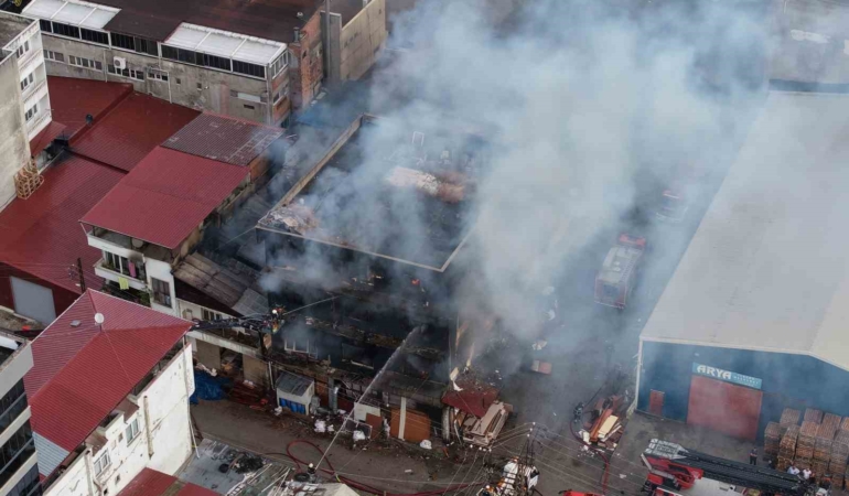 samsunda-3-katli-marangoz-atolyesi-alevlere-teslim-oldu-y7FYhkjI.jpg