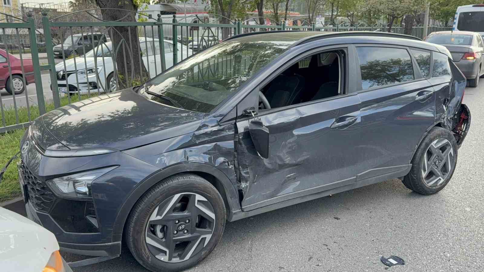 samsunda 4 aracli zincirleme kaza 2 yarali 2 UuuEUbkG