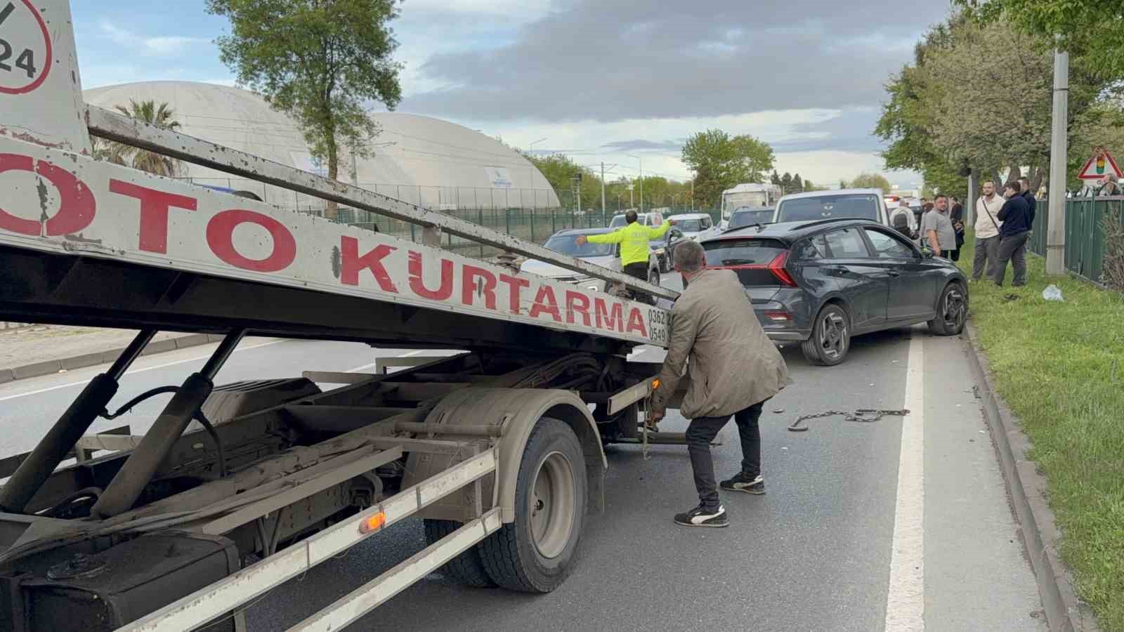 samsunda 4 aracli zincirleme kaza 2 yarali 5 eIttd7sr
