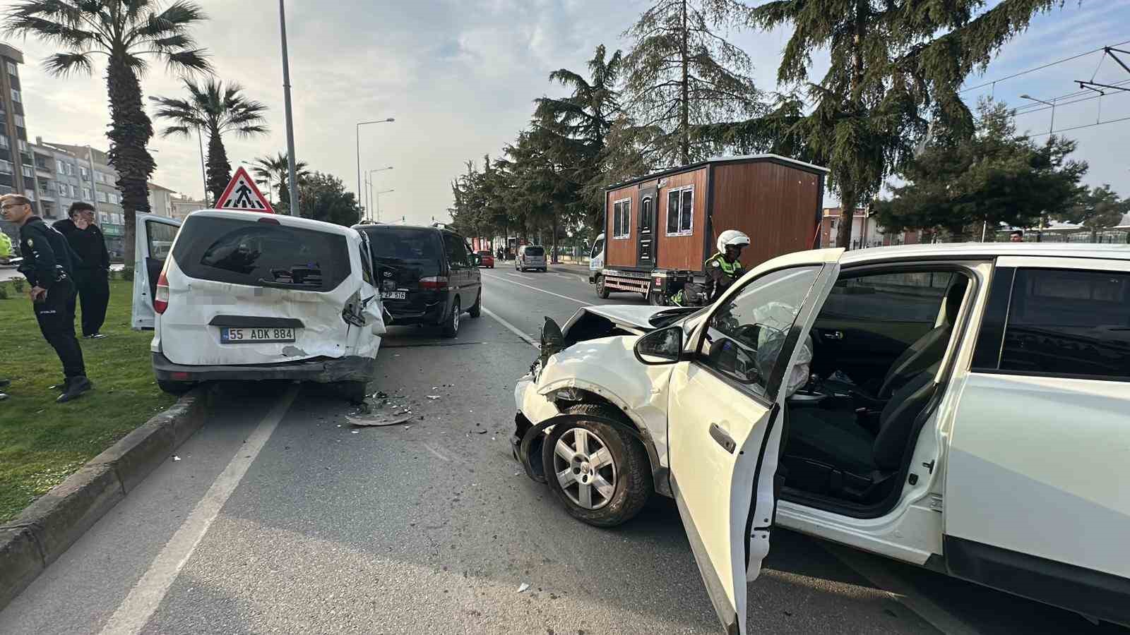 samsunda 4 aracli zincirleme kaza 3 yarali 1 9FqHCFKJ