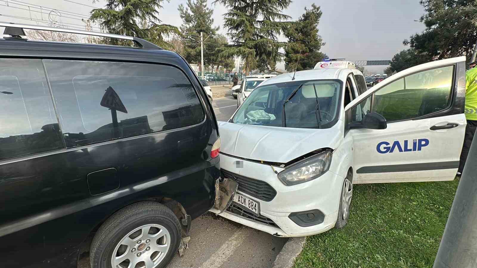 samsunda 4 aracli zincirleme kaza 3 yarali 2 vVv1lKlt