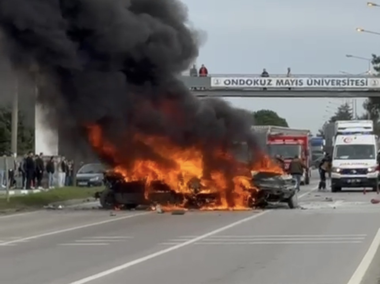 Samsun’da 5 araçlı zincirleme kaza: 3 otomobil alev alev yandı, 4 yaralı 4 samsunda 5 aracli zincirleme kaza 3 otomobil alev alev yandi 4 yarali 0 JMthFFzg