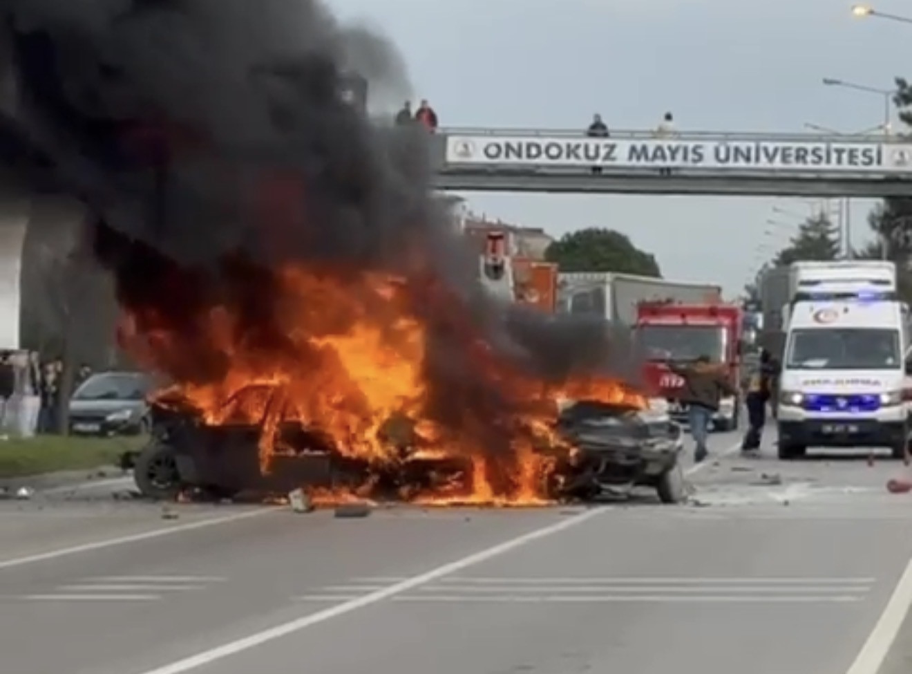 Samsun’da 5 araçlı zincirleme kaza: 3 otomobil alev alev yandı, 4 yaralı 5 samsunda 5 aracli zincirleme kaza 3 otomobil alev alev yandi 4 yarali 1 HrYpBKZn