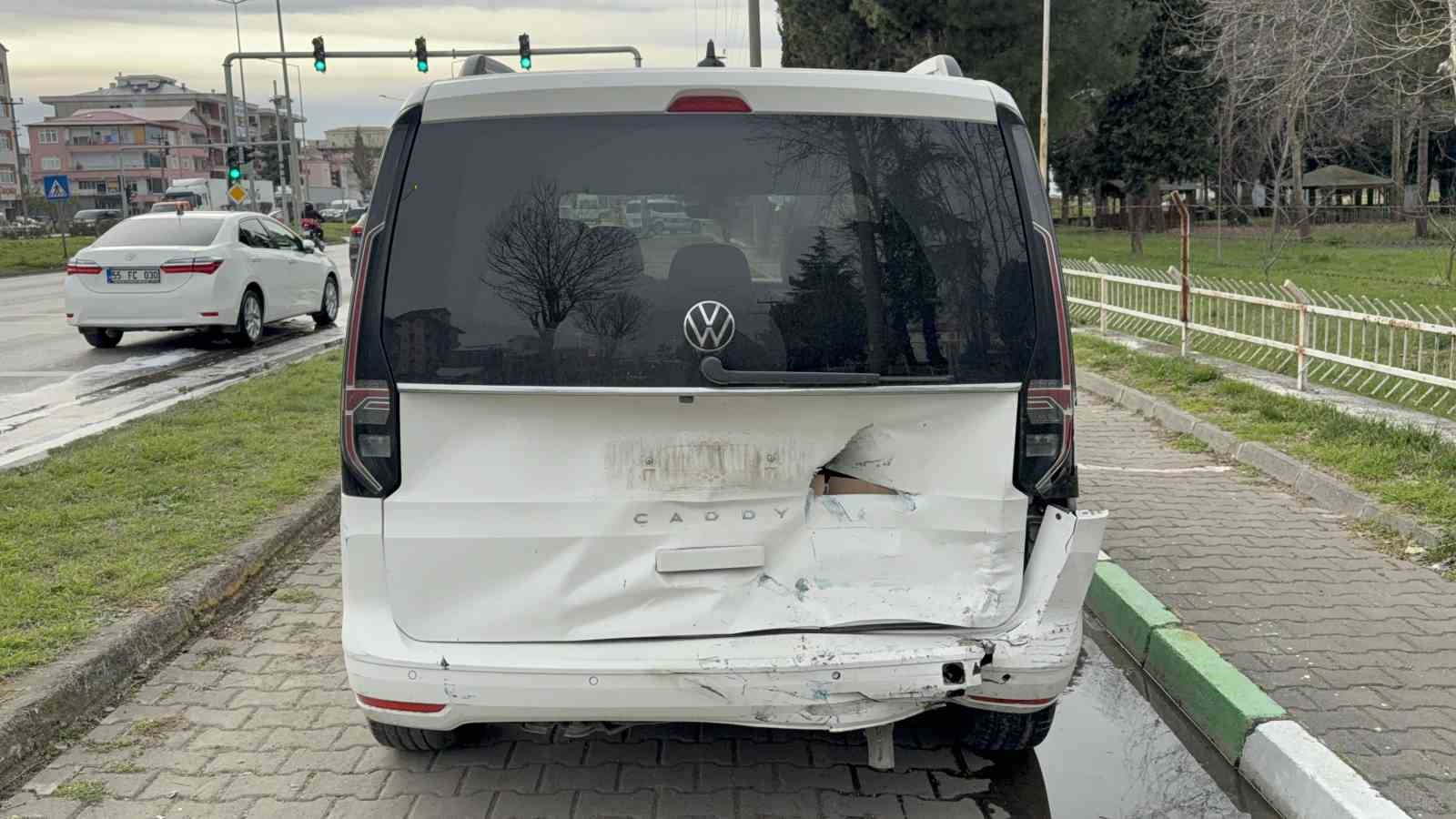 Samsun’da 5 araçlı zincirleme kaza: 3 otomobil alev alev yandı, 4 yaralı 14 samsunda 5 aracli zincirleme kaza 3 otomobil alev alev yandi 4 yarali 10 9X181eeQ