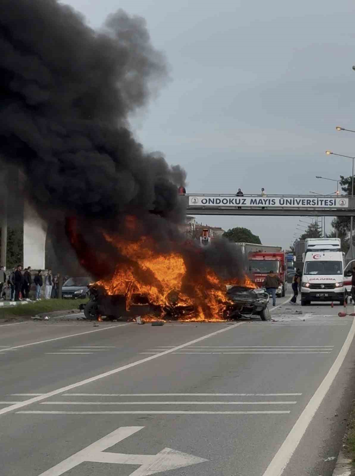 Samsun’da 5 araçlı zincirleme kaza: 3 otomobil alev alev yandı, 4 yaralı 15 samsunda 5 aracli zincirleme kaza 3 otomobil alev alev yandi 4 yarali 11 rdyBHW2E