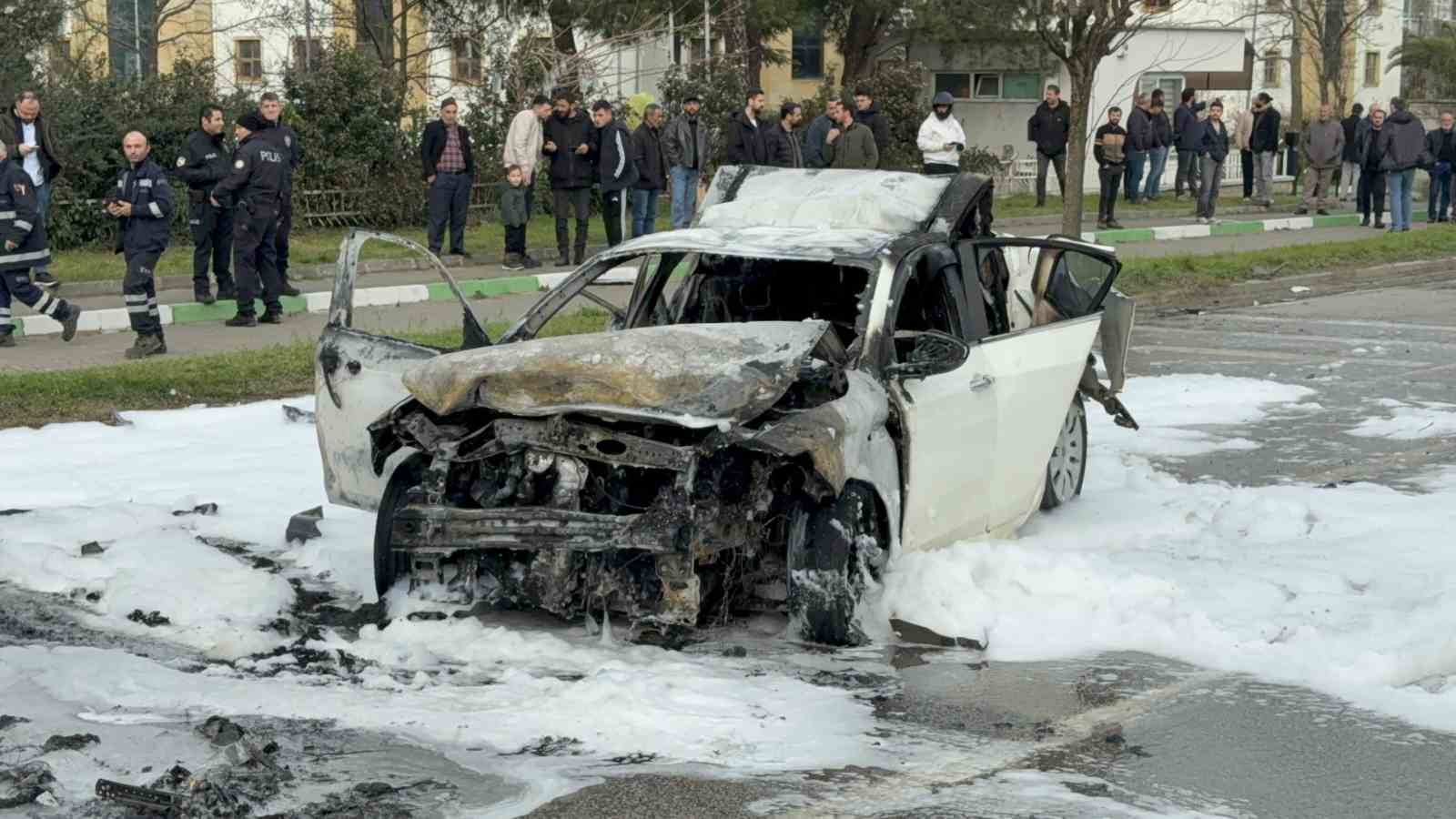 Samsun’da 5 araçlı zincirleme kaza: 3 otomobil alev alev yandı, 4 yaralı 8 samsunda 5 aracli zincirleme kaza 3 otomobil alev alev yandi 4 yarali 4 VFPYkGS1