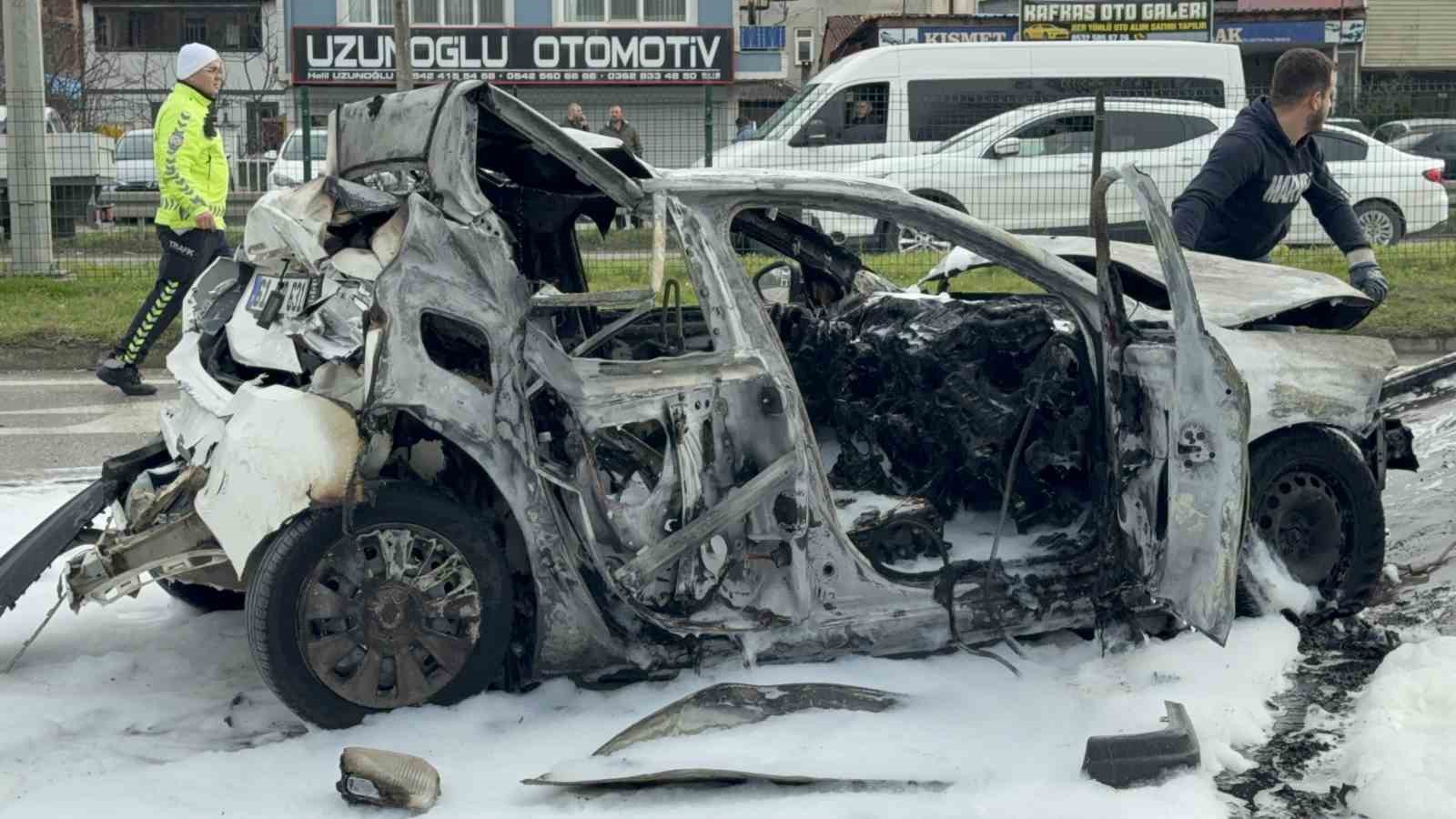 Samsun’da 5 araçlı zincirleme kaza: 3 otomobil alev alev yandı, 4 yaralı 11 samsunda 5 aracli zincirleme kaza 3 otomobil alev alev yandi 4 yarali 7 NClbAIuR