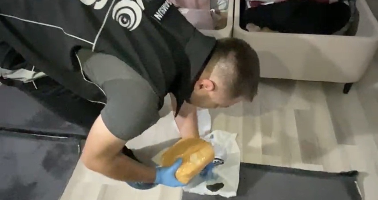 Samsun’da bazanın altında 1 kilo 727 gram metamfetamin ele geçti 6 samsunda bazanin altinda 1 kilo 727 gram metamfetamin ele gecti 2 4IQkTCfQ