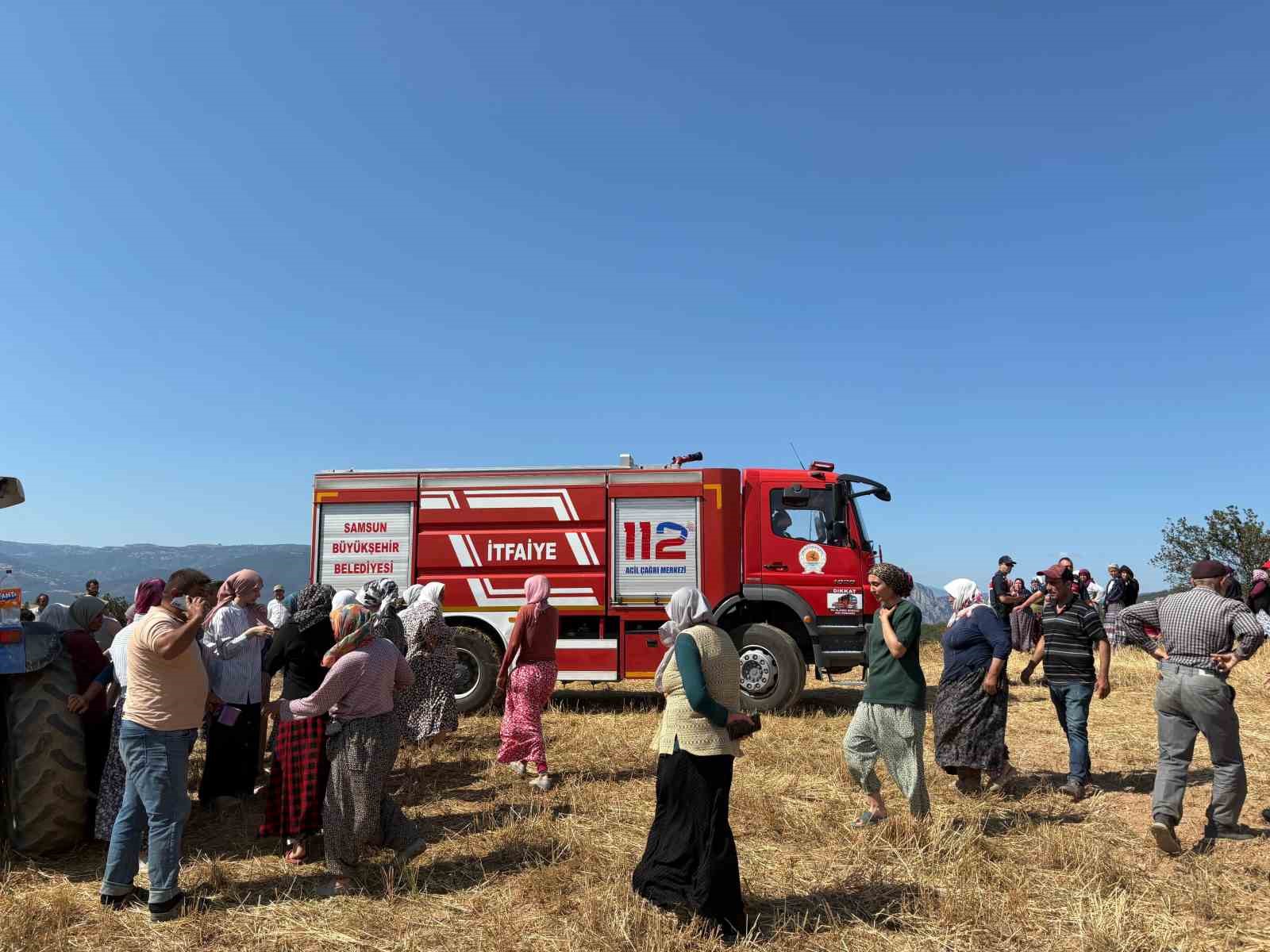 Samsun’da biçerdöverden çıkan yangın 150 dönüm ekili alanı küle çevirdi 7 samsunda bicerdoverden cikan yangin 150 donum ekili alani kule cevirdi 3 AnMlEINH