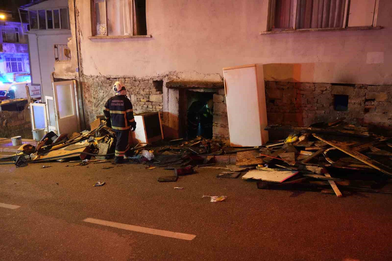 samsunda bina yangininda can pazari 8 kisi dumandan etkilendi 6 MvaJIEuD