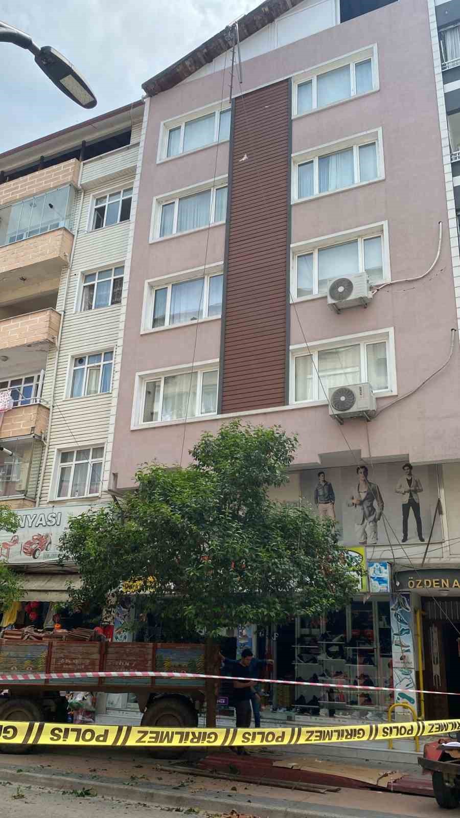 samsunda catidan dusen insaat iscisi hayatini kaybetti 0 qHEW7ugI