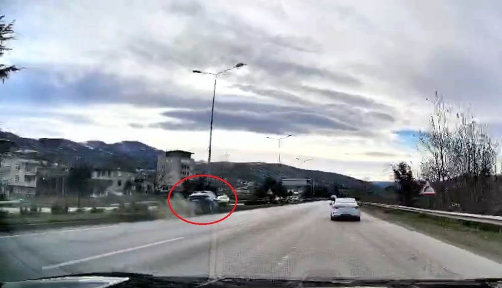 Samsun’da cenaze dönüşü 4 kişinin yaralandığı kaza araç kamerasına yansıdı 4 samsunda cenaze donusu 4 kisinin yaralandigi kaza arac kamerasina yansidi 0 HryMp23A
