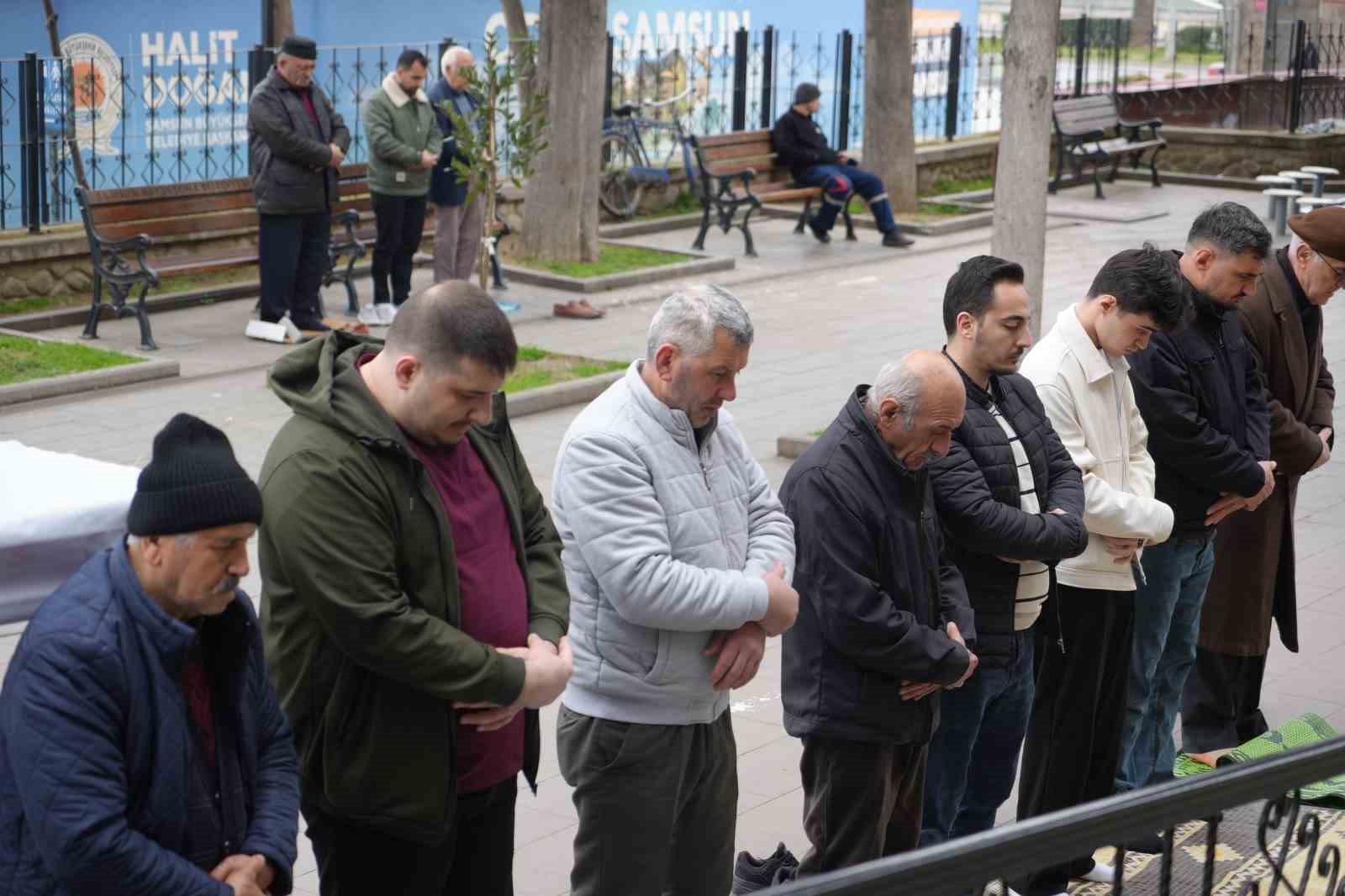 samsunda cifte bayram coskusu vatandaslar camilere akin etti 3 vmfnwBEV
