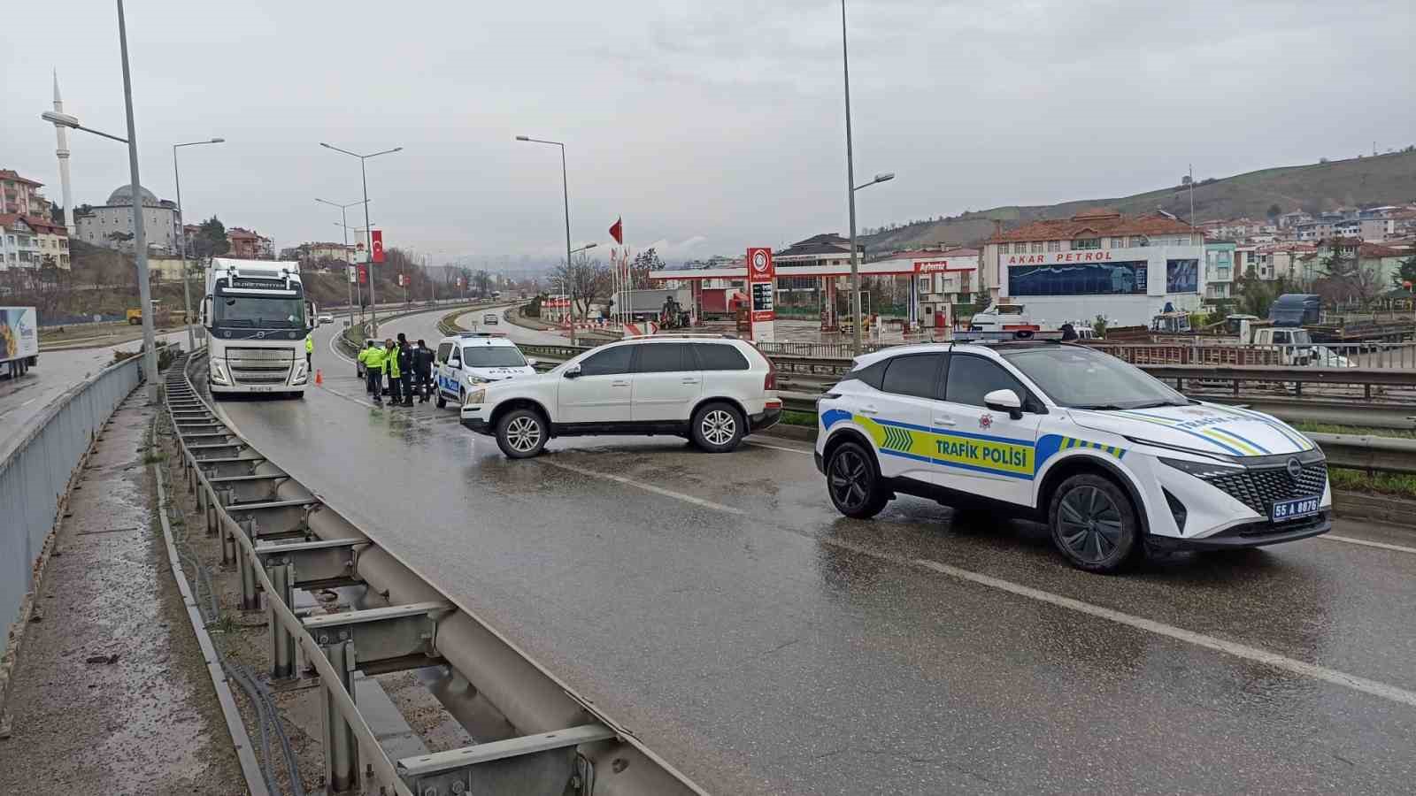 samsunda cip bariyere carpti anne ve oglu yaralandi 1 IqqfjizQ