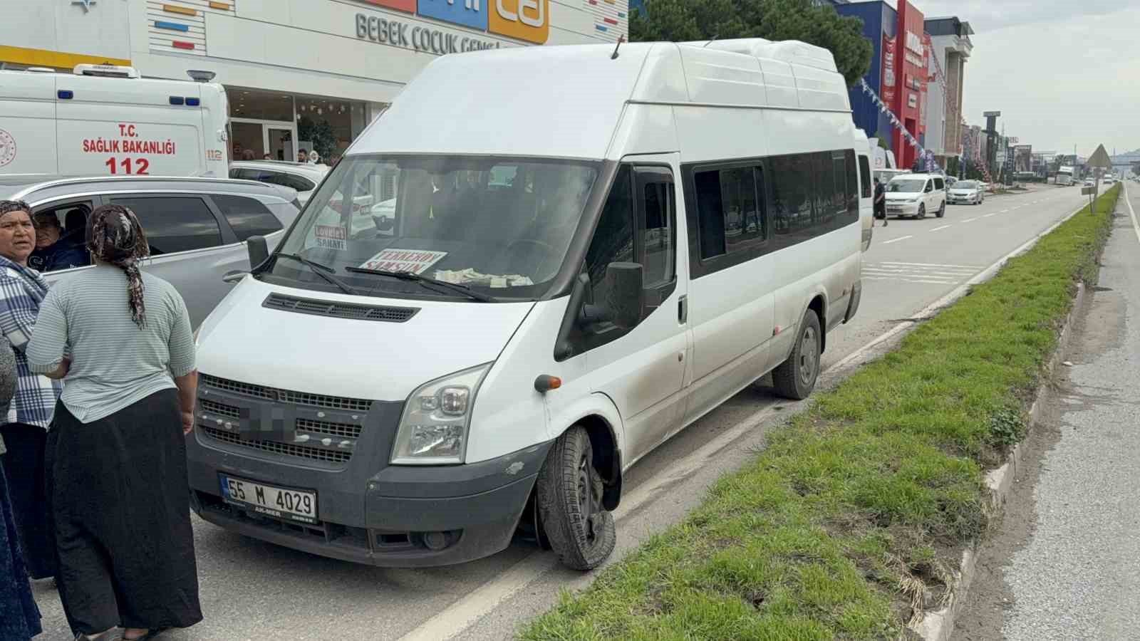 samsunda dolmus minibus kaldirima carpti 2 yarali 1 y74a4svi