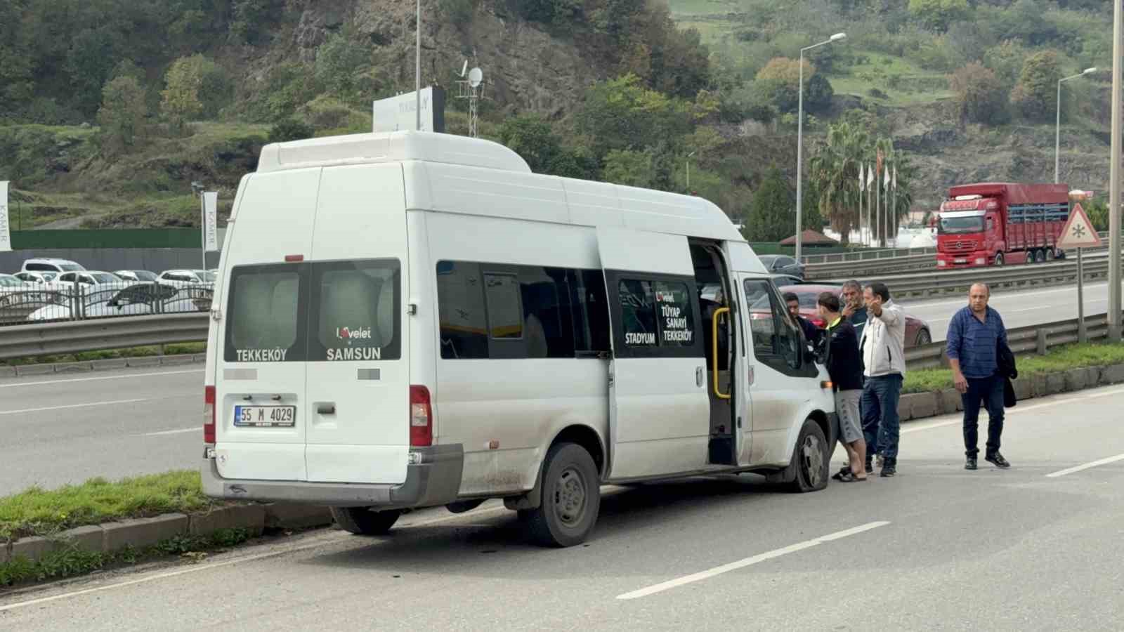 samsunda dolmus minibus kaldirima carpti 2 yarali 3 DSRBYlVX