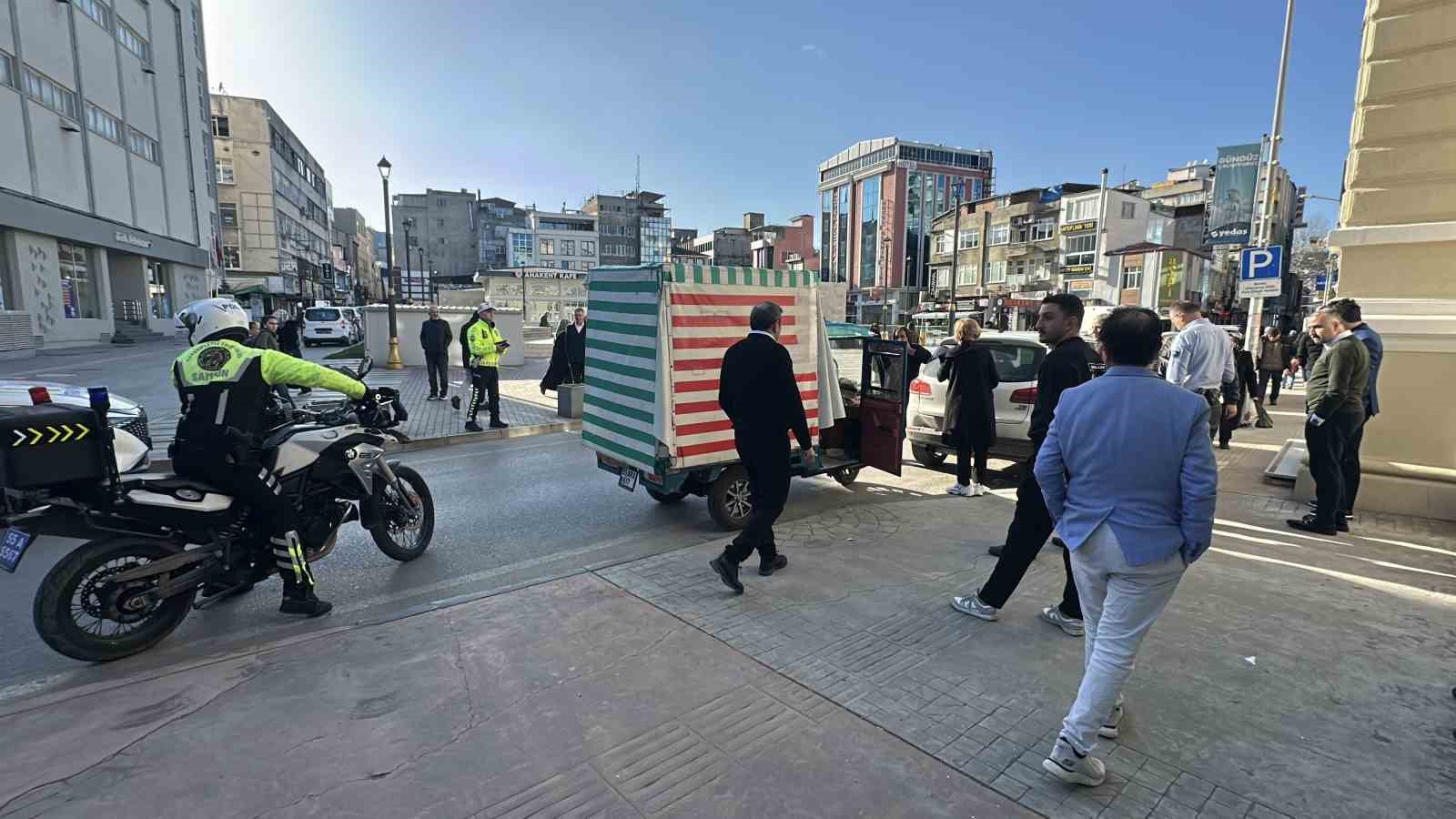 samsunda elektrikli motor park halindeki araca carpti 1 yarali 1 eOYygf7p
