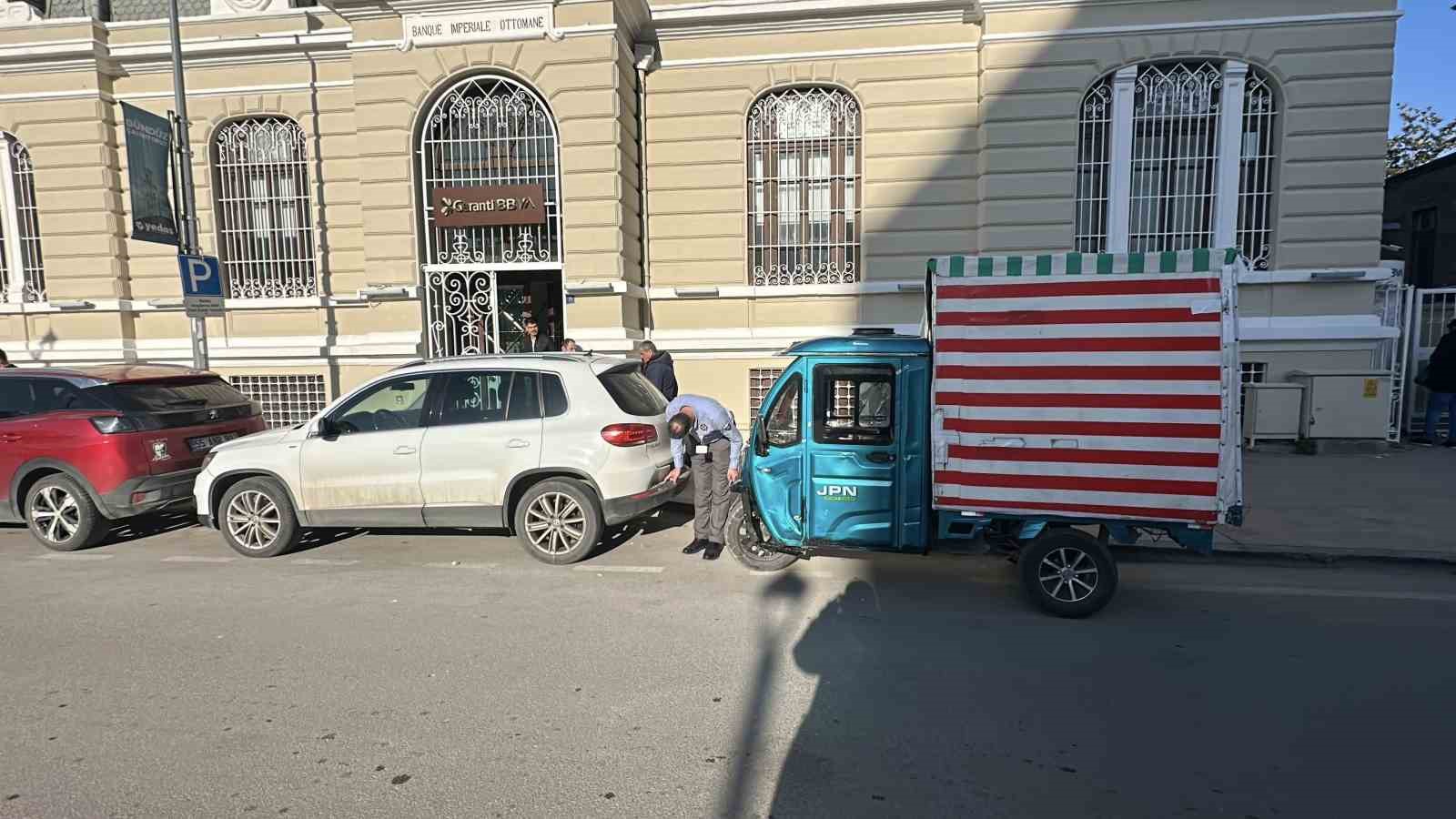 samsunda elektrikli motor park halindeki araca carpti 1 yarali 2 fXdTKjpa