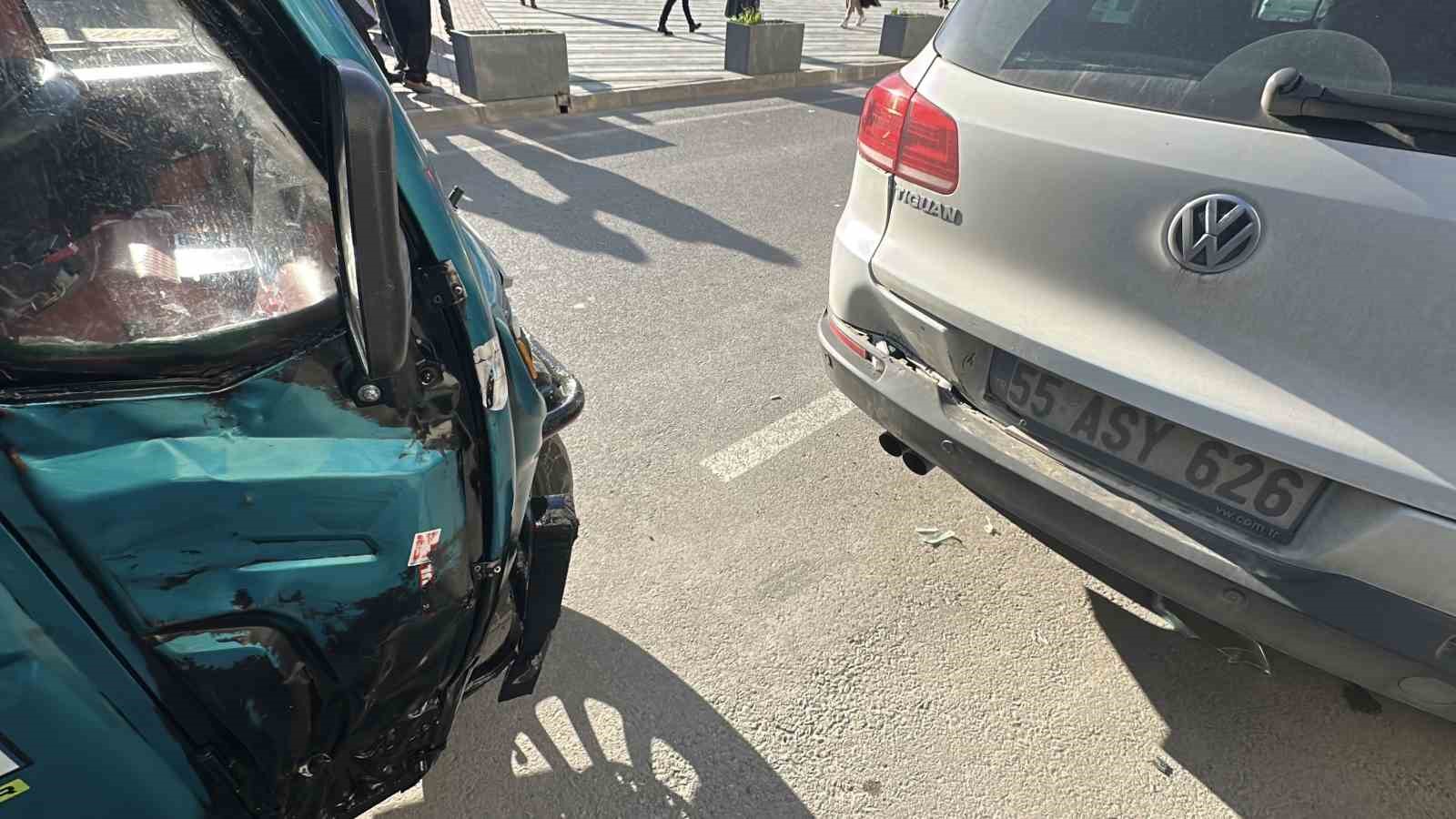 samsunda elektrikli motor park halindeki araca carpti 1 yarali 3 wPkihF1J