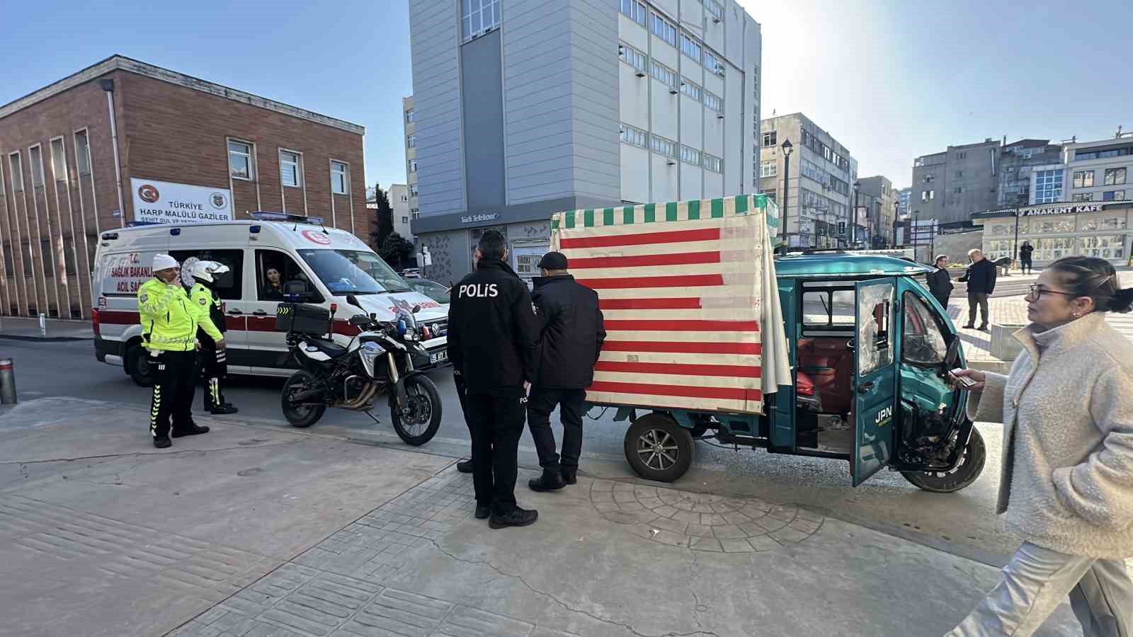 samsunda elektrikli motor park halindeki araca carpti 1 yarali 4 Tu21FipT