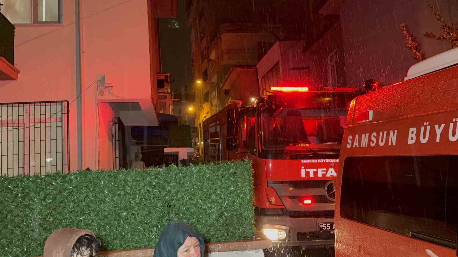 Samsun’da ev yangını: Anne ve 6 aylık bebeği hastanelik oldu 8 samsunda ev yangini anne ve 6 aylik bebegi hastanelik oldu 4 2Bkq7tWM