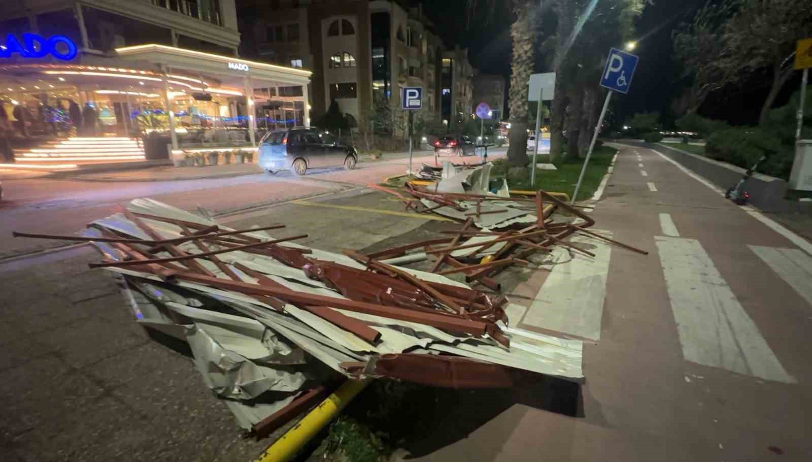 samsunda firtina catilari ucurdu agaclari devirdi 1 n7BNW1iD