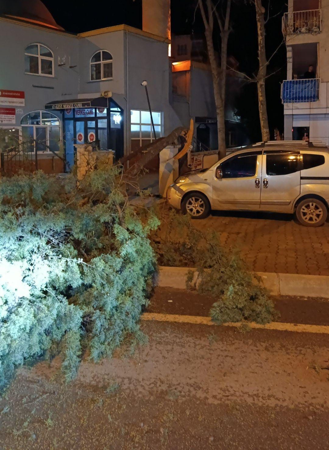 samsunda firtina etkili oldu catilar uctu agaclar devrildi 3 cttFCDU4