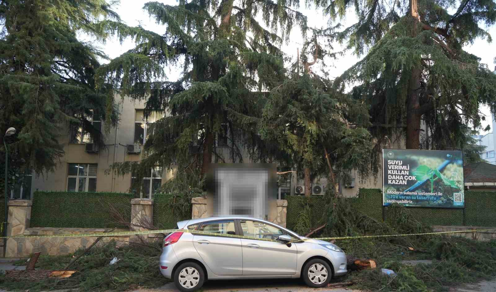 samsunda firtina park halindeki otomobile zarar verdi catilari ucurdu 3 raKSJcOR