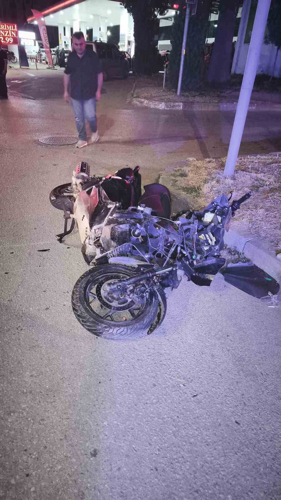 Samsun’da hafif ticari araç ile motosiklet çarpıştı: 5 yaralı 5 samsunda hafif ticari arac ile motosiklet carpisti 5 yarali 1 TNKBry6A